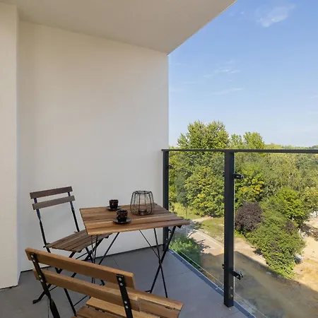 Bezowy Przy Parku W Katowicach Z Widokiem Na Staw I Biurkiem By Renters *