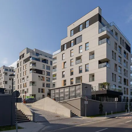 Bezowy Przy Parku W Katowicach Z Widokiem Na Staw I Biurkiem By Renters *