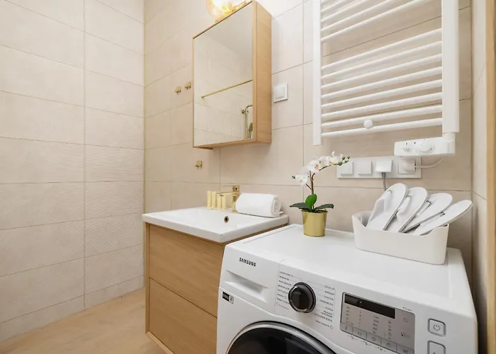 Bezowy Przy Parku W Katowicach Z Widokiem Na Staw I Biurkiem By Renters * קטוביץ