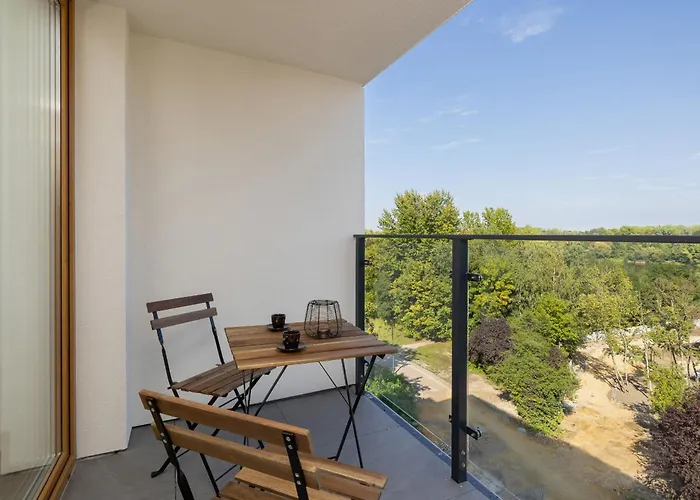 Bezowy Przy Parku W Katowicach Z Widokiem Na Staw I Biurkiem By Renters *