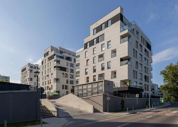 Bezowy Przy Parku W Katowicach Z Widokiem Na Staw I Biurkiem By Renters *